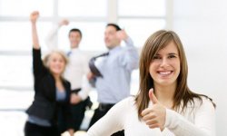 Семья радуется успеху Изображение семьи, которая радуется успеху